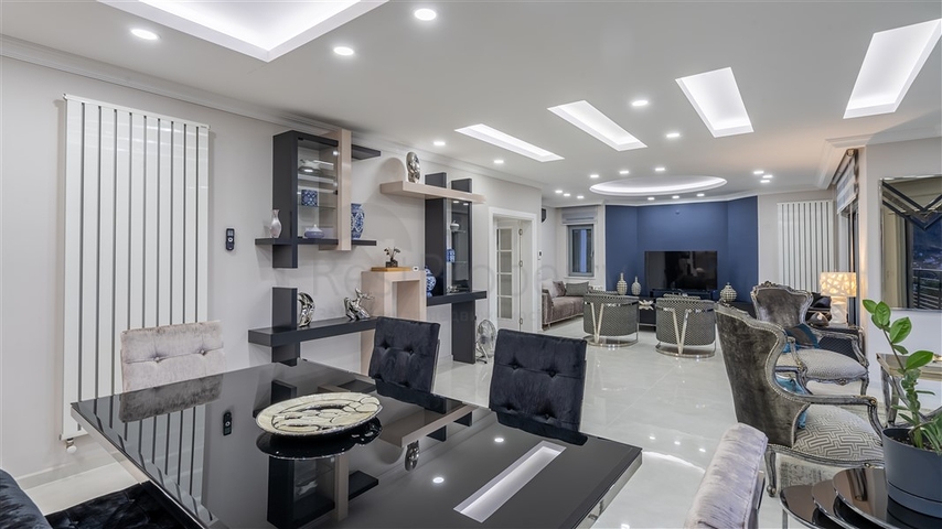 Просторная вилла с видом на море в центре Алании