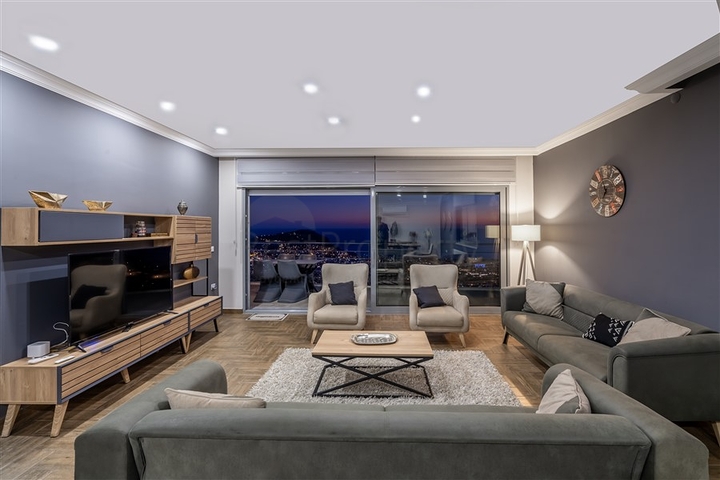 Просторная вилла с видом на море в центре Алании