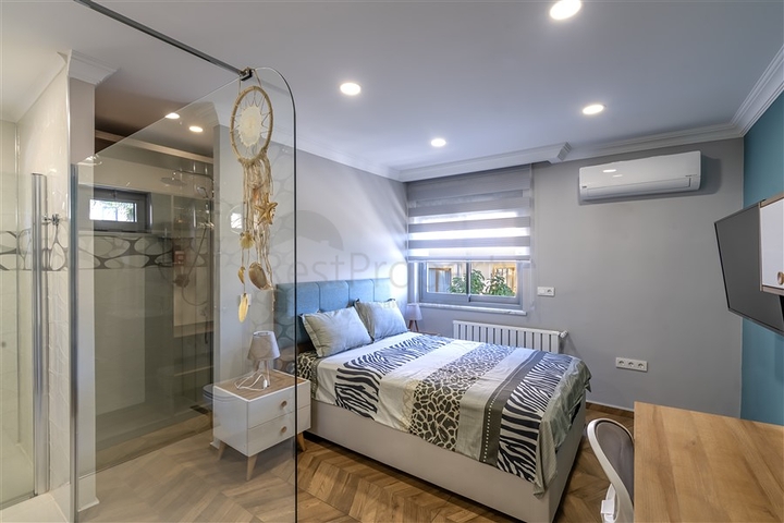 Просторная вилла с видом на море в центре Алании