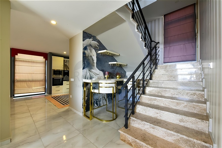 Вилла 5+1 с видом на море в центре Алании