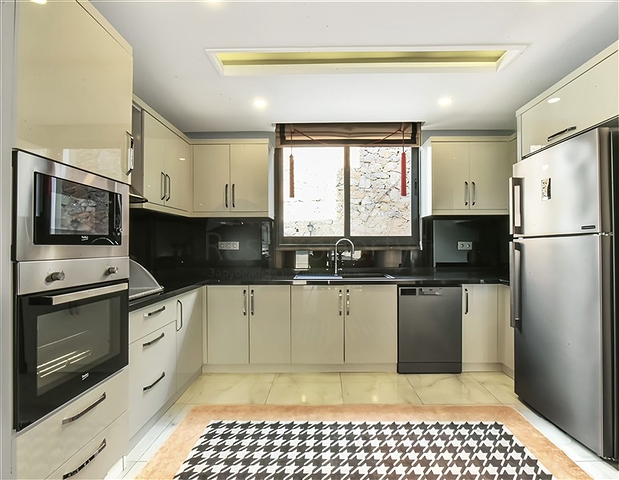 Вилла 5+1 с видом на море в центре Алании