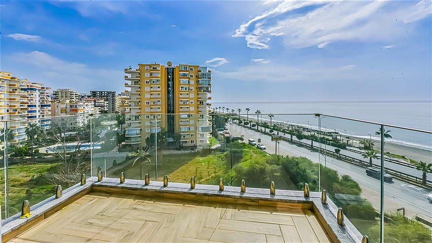 Квартира 1+1 на первой береговой линии в Махмутларе