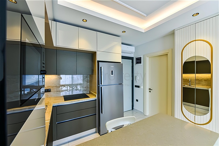 Квартира 1+1 на первой береговой линии в Махмутларе