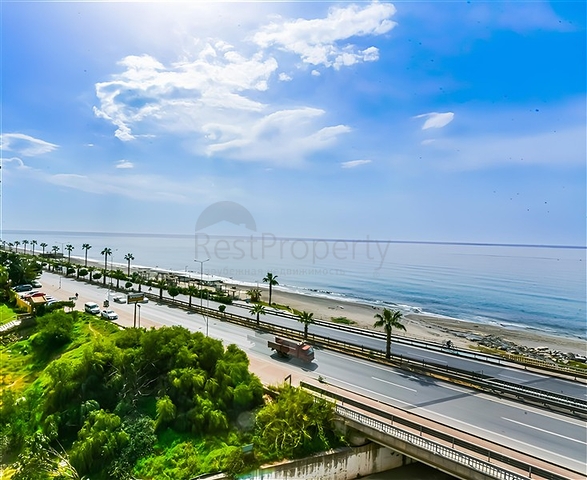 Квартира 1+1 на первой береговой линии в Махмутларе