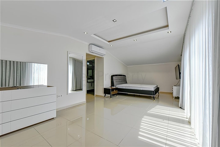 Роскошная квартира с видом на море и полной инфраструктурой в сердце Конаклы 