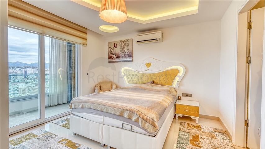 Просторный пентхаус 3+1 в Махмутларе