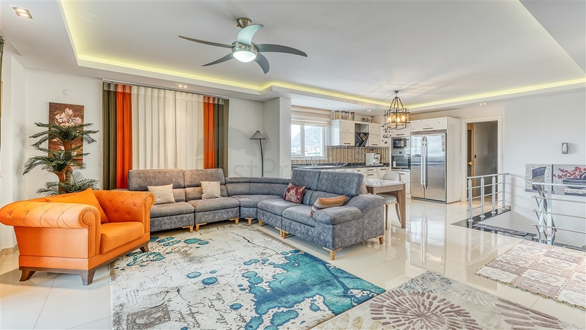 Просторный пентхаус 3+1 в Махмутларе