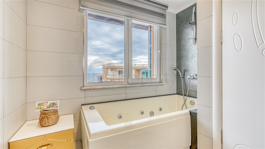 Просторный пентхаус 3+1 в Махмутларе