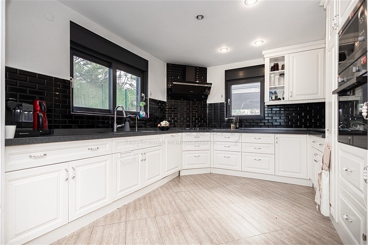 Вилла с панорамным видом на Средиземное море — идеальное пространство для жизни и отдыха