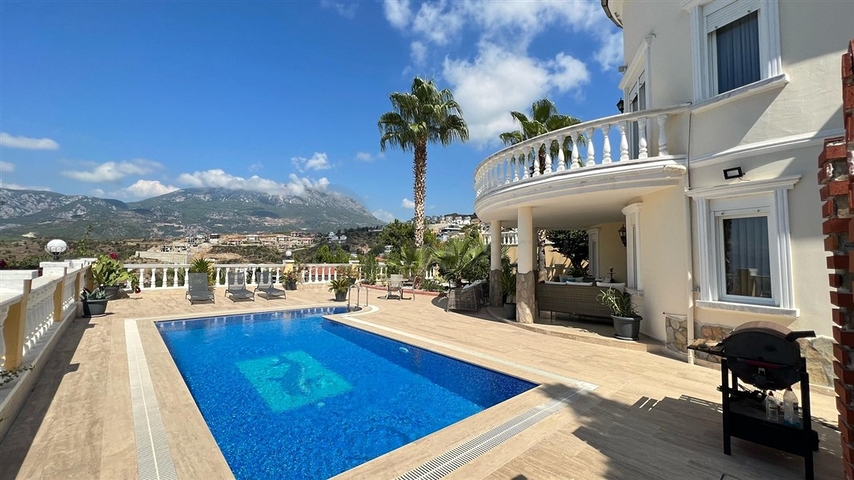 Меблированная вилла с видом на море в живописном районе Каргыджак