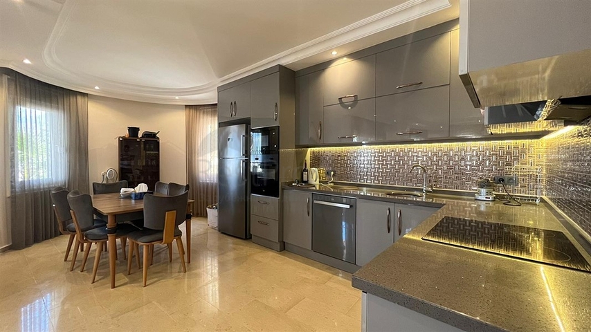 Меблированная вилла с видом на море в живописном районе Каргыджак