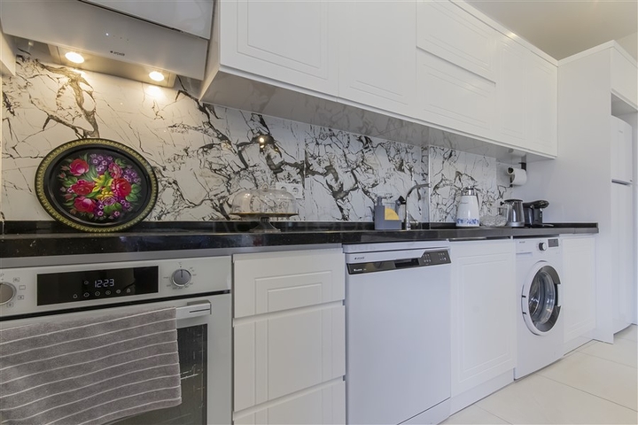 Уютная меблированная квартира 1+1 у моря в развитом комплексе