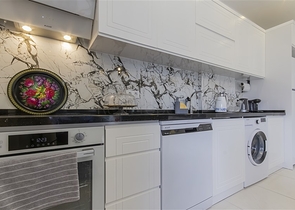 Уютная меблированная квартира 1+1 у моря в развитом комплексе