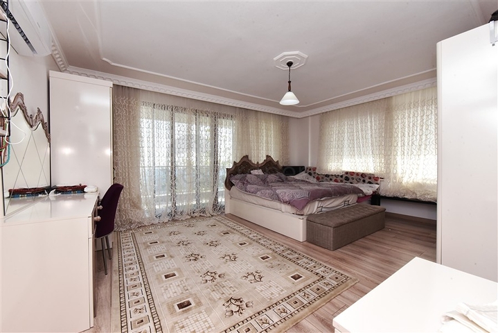 Просторная вилла 11+2 с частным участком и панорамным видом на море