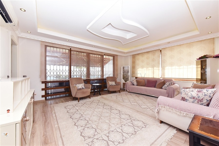 Просторная вилла 11+2 с частным участком и панорамным видом на море