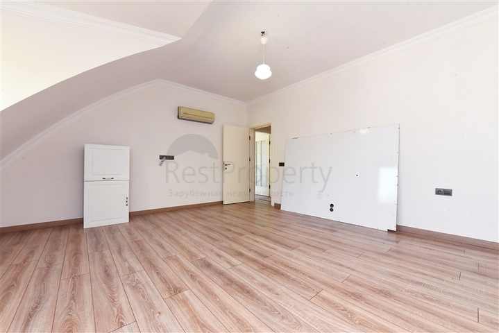 Просторная вилла 11+2 с частным участком и панорамным видом на море