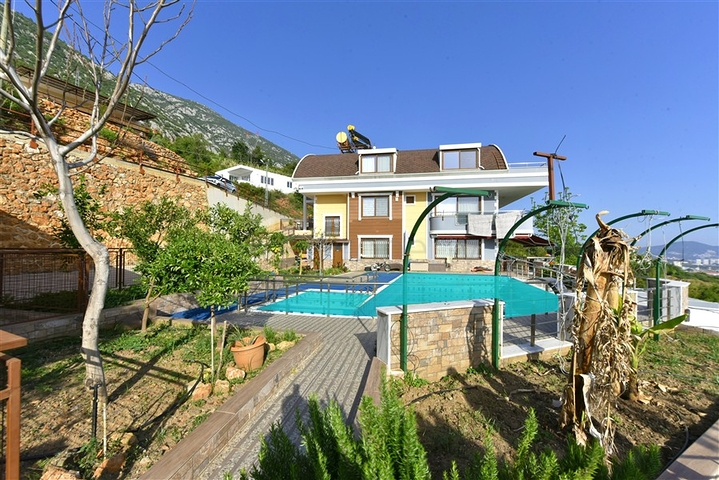 Просторная вилла 11+2 с частным участком и панорамным видом на море