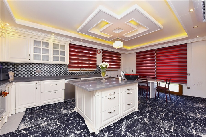 Просторная вилла 11+2 с частным участком и панорамным видом на море