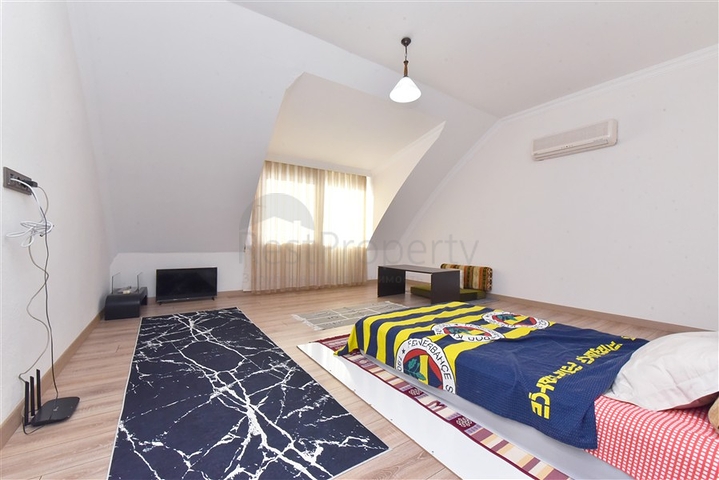 Просторная вилла 11+2 с частным участком и панорамным видом на море