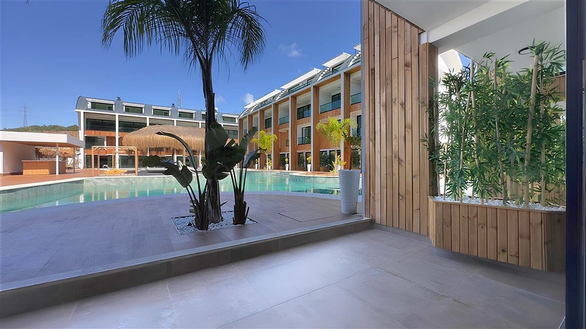 Современный дуплекс 2+1 с садом в комплексе у моря 