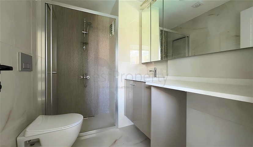 Современный дуплекс 2+1 с садом в комплексе у моря 