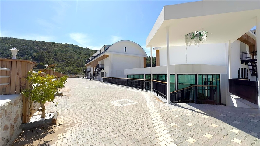 Современный дуплекс 2+1 с садом в комплексе у моря 