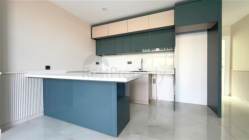 Современный дуплекс 2+1 с садом в комплексе у моря 