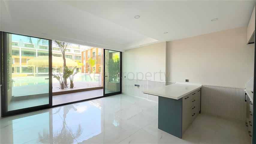 Современный дуплекс 2+1 с садом в комплексе у моря 