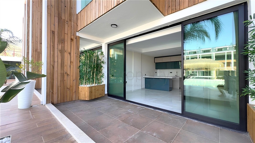 Современный дуплекс 2+1 с садом в комплексе у моря 