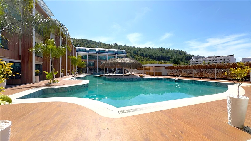 Современный дуплекс 2+1 с садом в комплексе у моря 