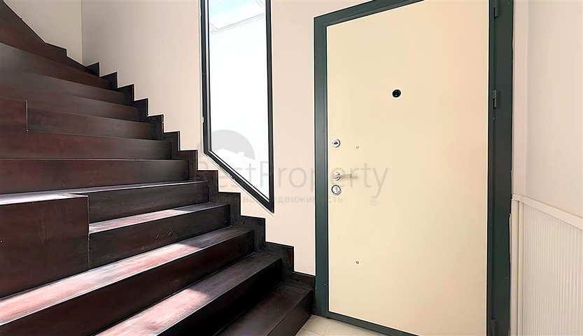 Современный дуплекс 2+1 с садом в комплексе у моря 