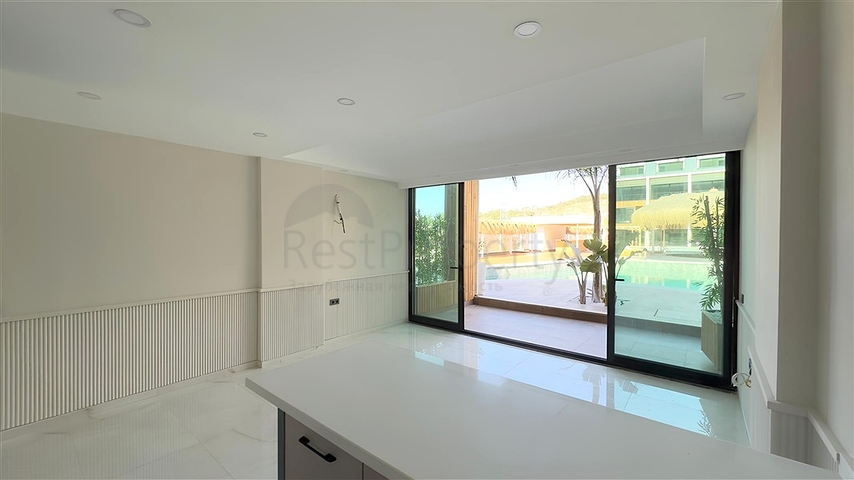 Современный дуплекс 2+1 с садом в комплексе у моря 