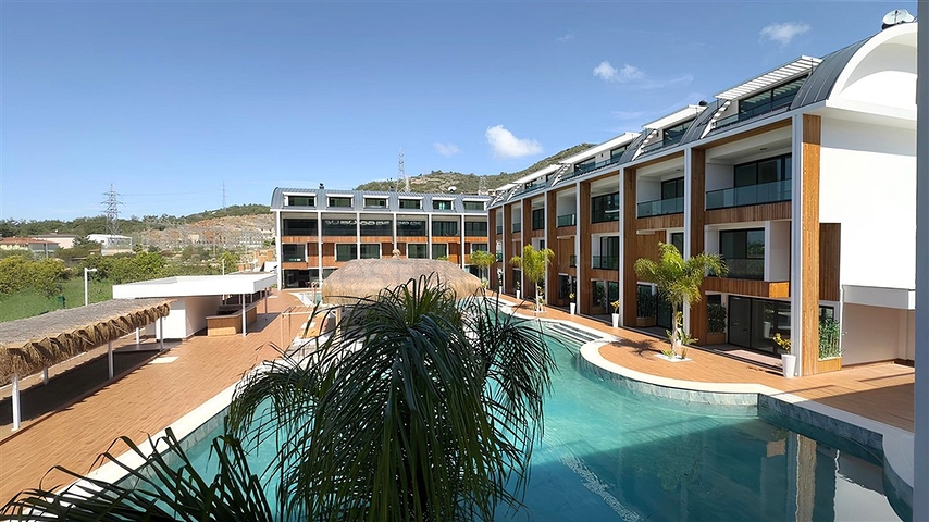 Современный дуплекс 2+1 с садом в комплексе у моря 