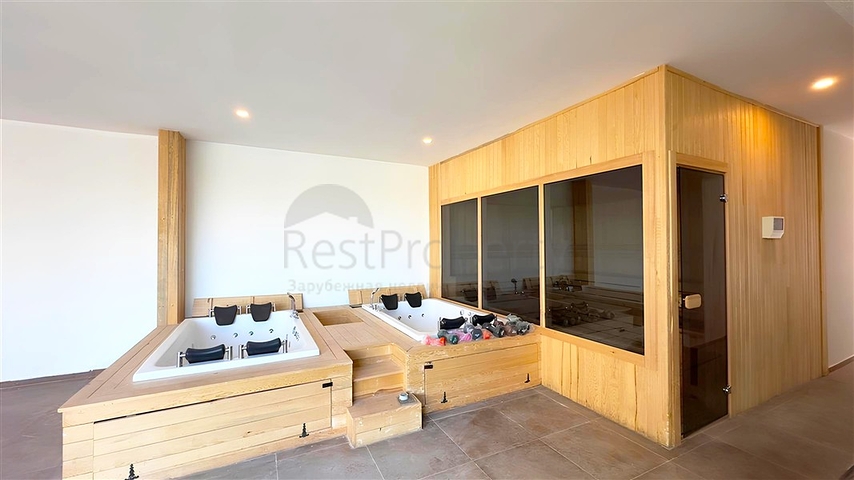 Современный дуплекс 2+1 с садом в комплексе у моря 