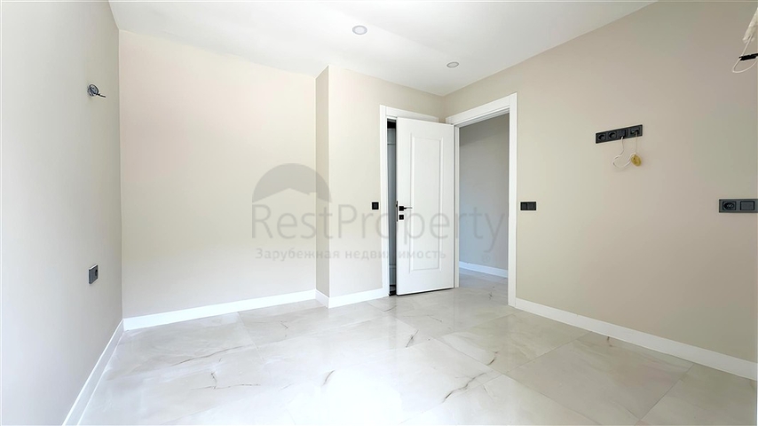 Современный дуплекс 2+1 с садом в комплексе у моря 