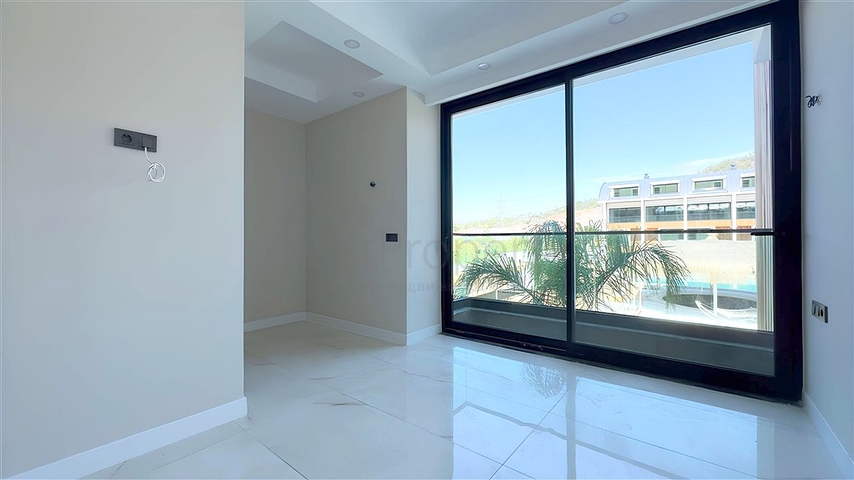 Современный дуплекс 2+1 с садом в комплексе у моря 