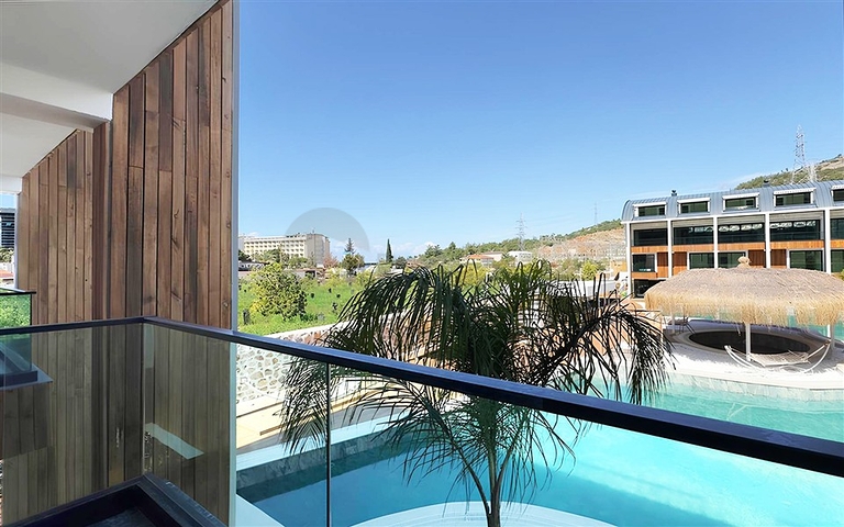 Современный дуплекс 2+1 с садом в комплексе у моря 