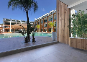 Современный дуплекс 2+1 с садом в комплексе у моря 