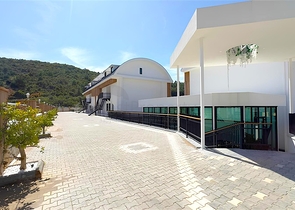 Современный дуплекс 2+1 с садом в комплексе у моря 