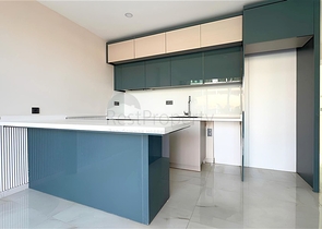 Современный дуплекс 2+1 с садом в комплексе у моря 