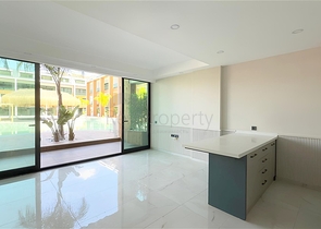 Современный дуплекс 2+1 с садом в комплексе у моря 