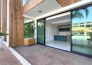 Современный дуплекс 2+1 с садом в комплексе у моря 