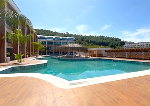 Современный дуплекс 2+1 с садом в комплексе у моря 