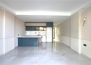 Современный дуплекс 2+1 с садом в комплексе у моря 