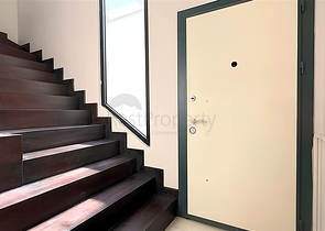 Современный дуплекс 2+1 с садом в комплексе у моря 