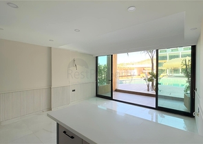 Современный дуплекс 2+1 с садом в комплексе у моря 