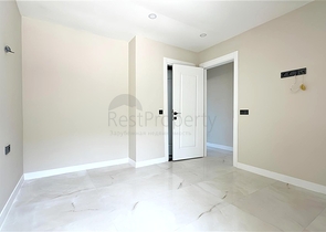 Современный дуплекс 2+1 с садом в комплексе у моря 