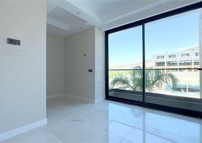 Современный дуплекс 2+1 с садом в комплексе у моря 