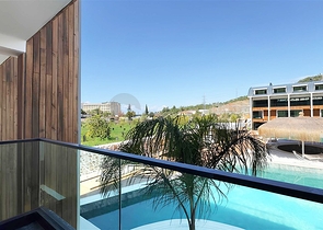 Современный дуплекс 2+1 с садом в комплексе у моря 