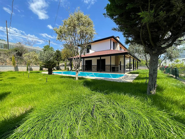 Уютная вилла с большим участком — комфорт и тишина в окружении природы